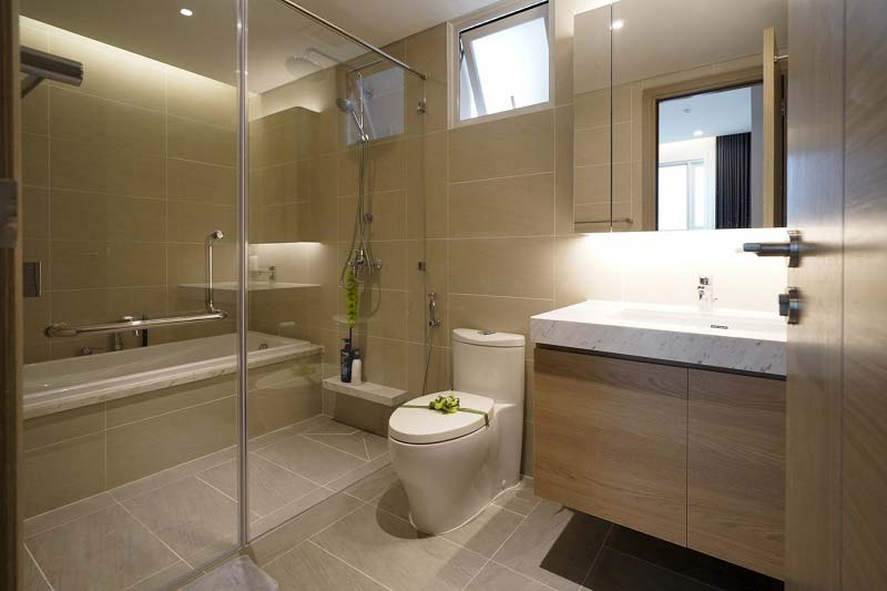 Thiết kế nhà tắm chung cư mang đến một không gian vệ sinh tuy nhỏ nhưng vẫn đầy đủ tiện ích và thoải mái. Thiết kế thông minh với các vật liệu chất lượng cao sẽ tạo nên một không gian tinh tế, hiện đại và rất thích hợp với cuộc sống tại các chung cư hiện nay.